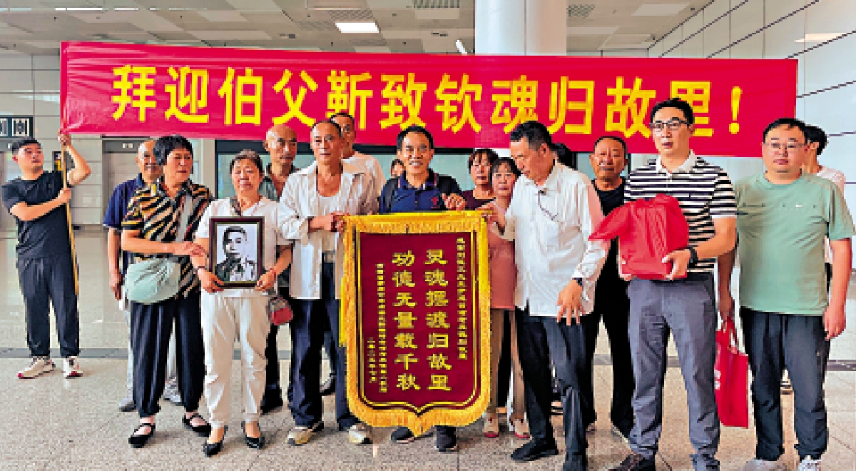 圖:河南籍台灣老兵的家人感謝劉德文的義舉。\受訪者供圖