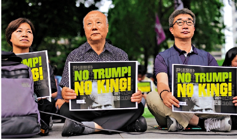 圖:韓國民眾上月在首爾示威,反對特朗普濫徵關稅。\美聯社