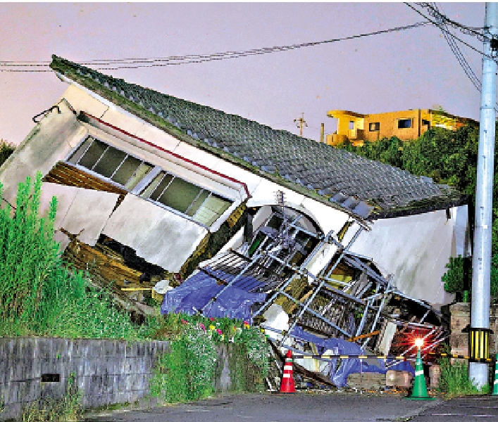 圖:日本鹿兒島縣去年8月發生地震,一棟房屋倒塌。\路透社
