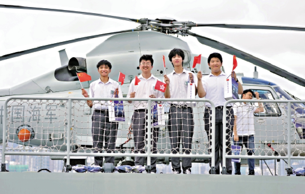 圖:參觀運城艦的香港學生獲贈參觀紀念品。\大公報記者蔡文豪攝