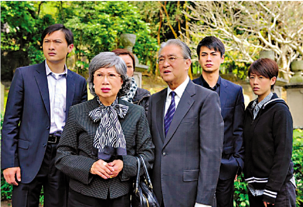 　　圖：周驄（右三）曾在《團圓》中飾演萬永昌一角。\劇照