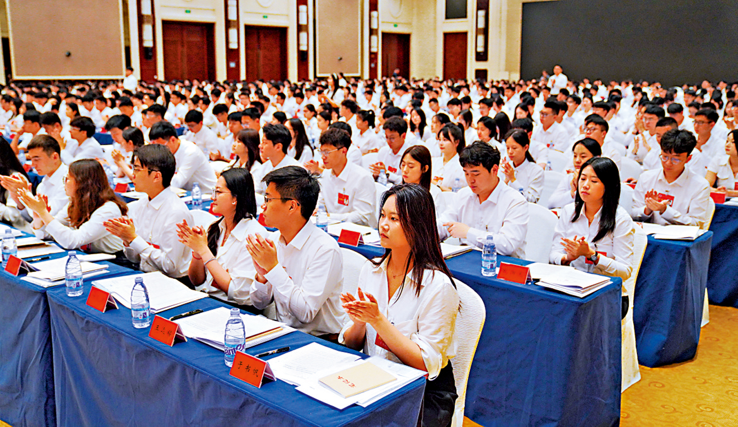 　　圖：七月三日，全國學聯第二十八次代表大會完成各項議程後，在北京閉幕。\新華社圖片