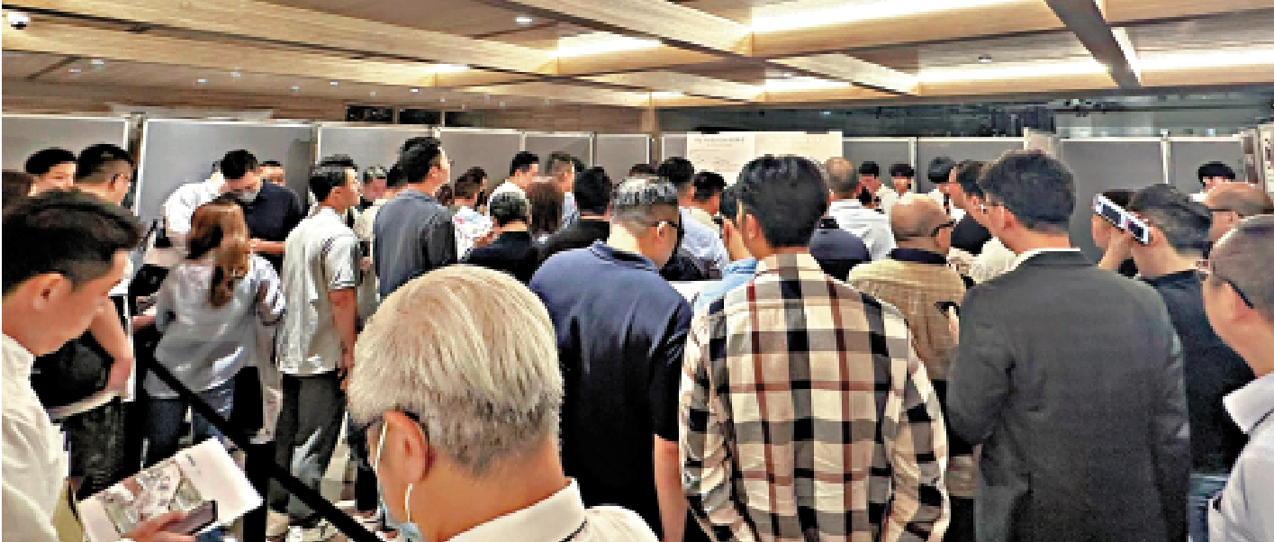 　　圖：柏傲莊Ⅰ及Ⅱ昨日重售撻訂單位，售樓處場面十分熱鬧。