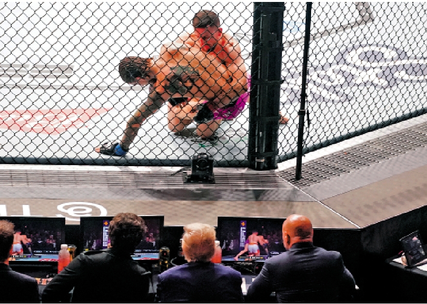 　　圖：特朗普是UFC愛好者，計劃於明年在白宮舉辦格鬥比賽。\路透社