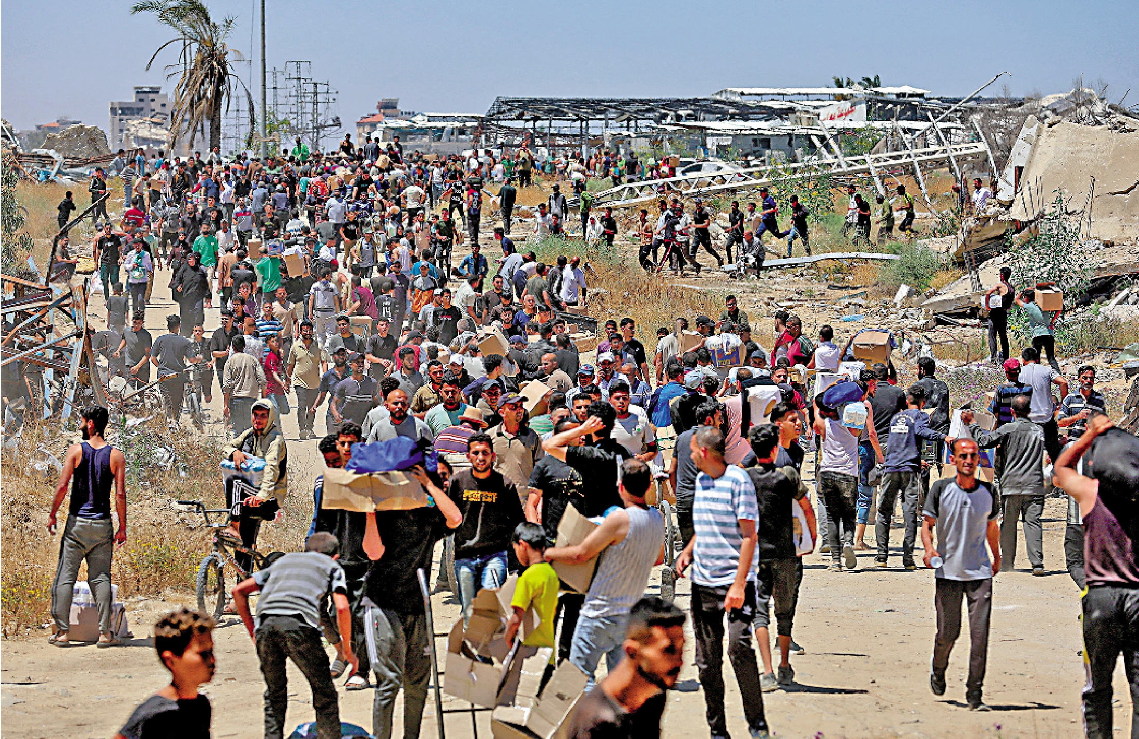 　　圖：5月27日，大批巴勒斯坦人到「加沙人道基金會」的分發點領取物資。\美聯社