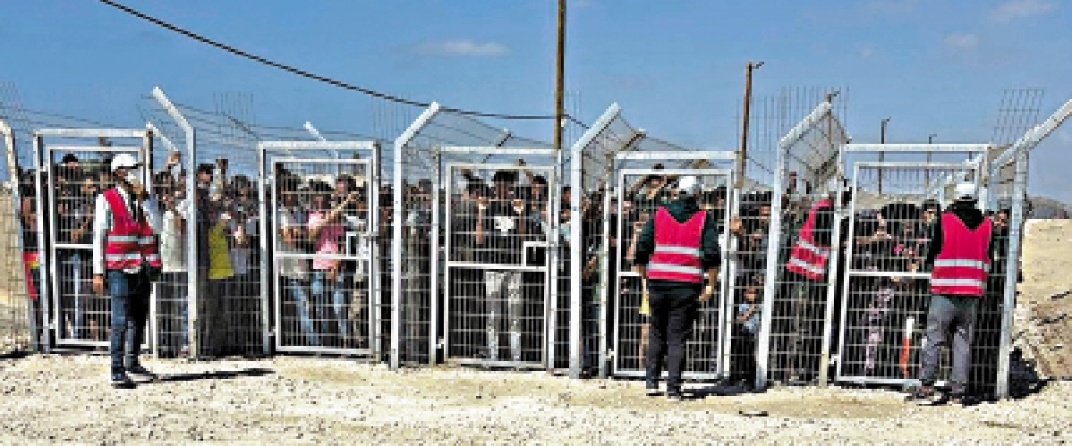 　　圖：由前基金會員工提供的照片顯示，大批巴勒斯坦人在尋求物資時被攔在鐵絲網外。\美聯社