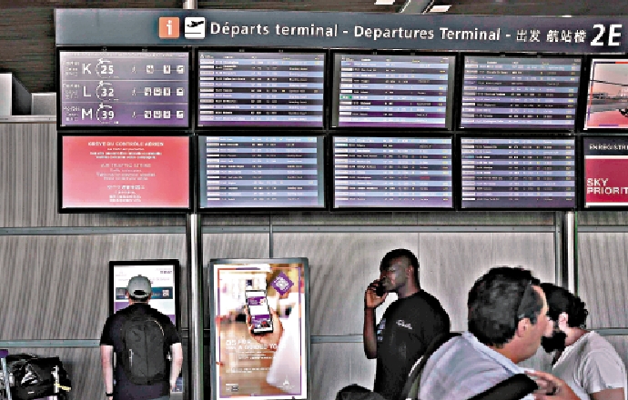 　　圖：巴黎戴高樂機場的航班顯示屏。\法新社