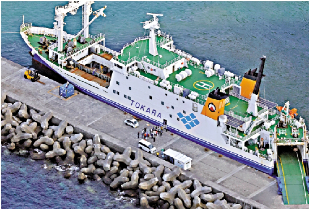 　　圖：日本鹿兒島外海頻繁地震，島上居民和遊客4日登上渡輪撤離。\路透社