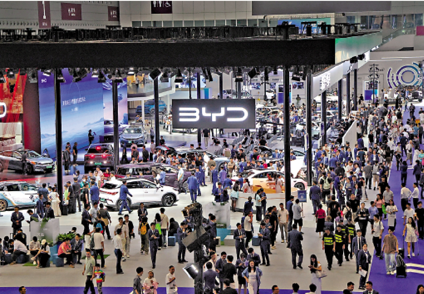 　　圖：在深圳舉行的2025粵港澳大灣區車展，以「面向科技、面向未來、面向市場」為主題，海內外廠商重點推介應用尖端技術的新能源車款。/新華社