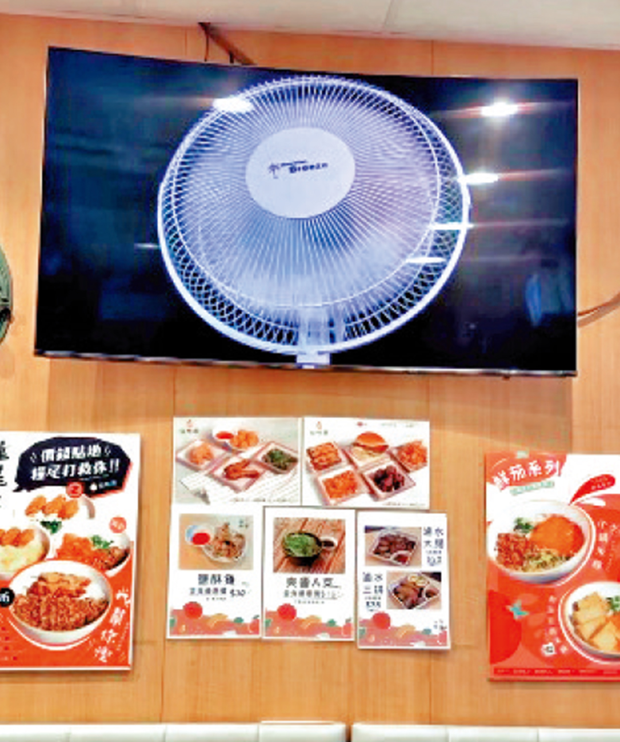 　　圖：屯門有食店播放「電風扇畫面」，以幽默方式希望客人心靜自然涼。