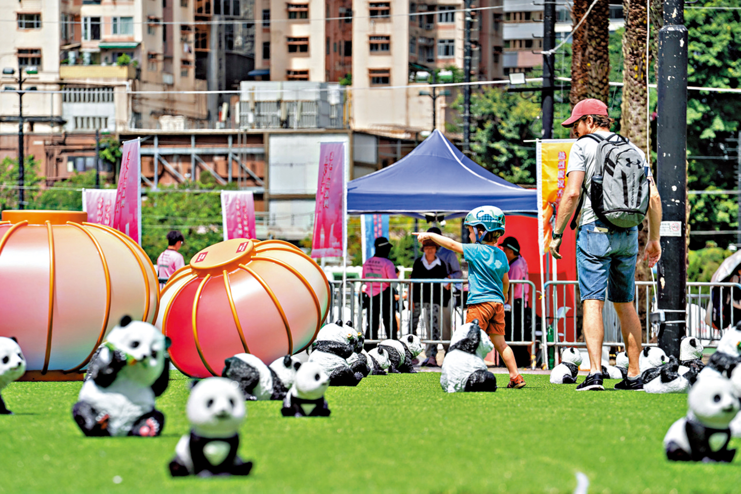 圖:香港維多利亞公園日前展出的大熊貓裝置布景。\中新社