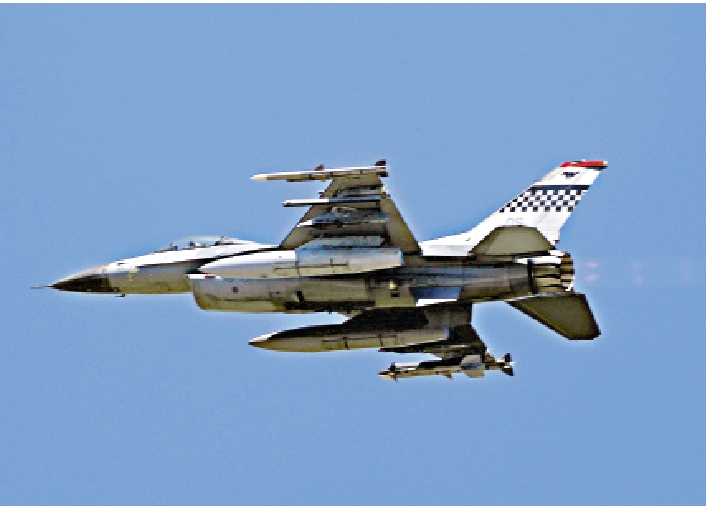 圖:F-16戰機5日攔截闖入特朗普高爾夫球俱樂部上空的飛機。\資料圖片
