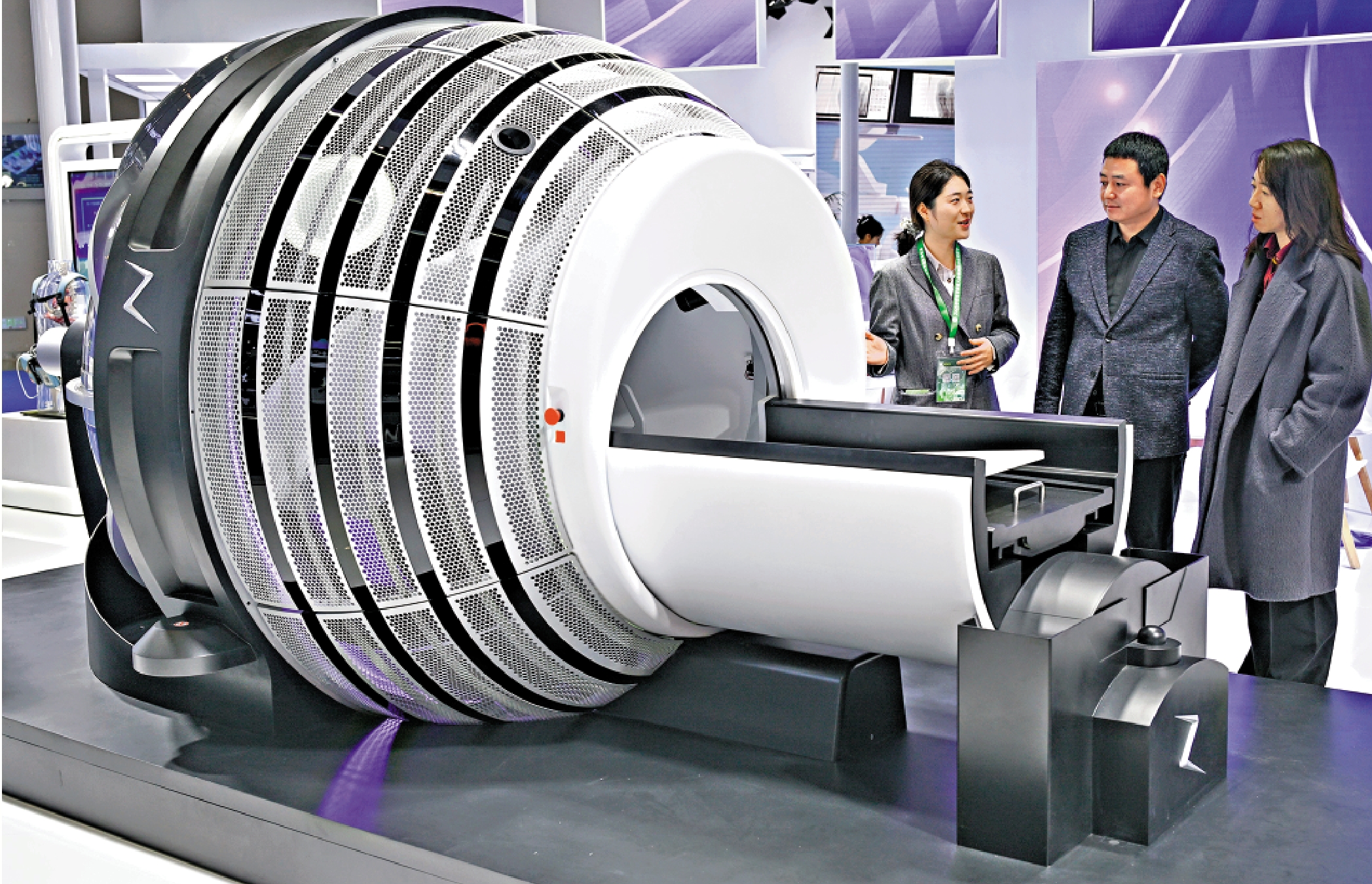 圖:在重慶舉行的2025中國醫學裝備展覽會上,觀眾參觀「放射外科機器人」等前沿產品。/新華社