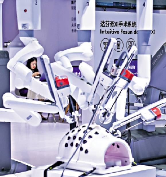 圖:在2025中國醫學裝備展覽會,展台展出先進手術機器人。/新華社