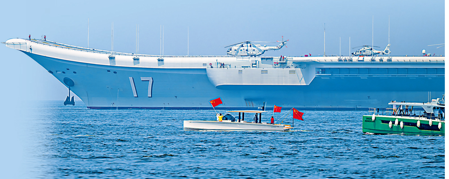 圖:山東艦日前駛離香港,有熱情市民乘坐小艇並揮舞國旗,歡送一眾衛國戰士。