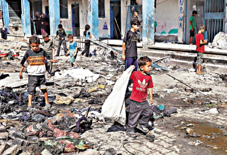 　　圖：以色列8日空襲加沙中部一處難民營。/路透社