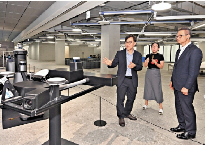 圖:陳茂波昨日在韓國參觀當地創科企業NAVER。
