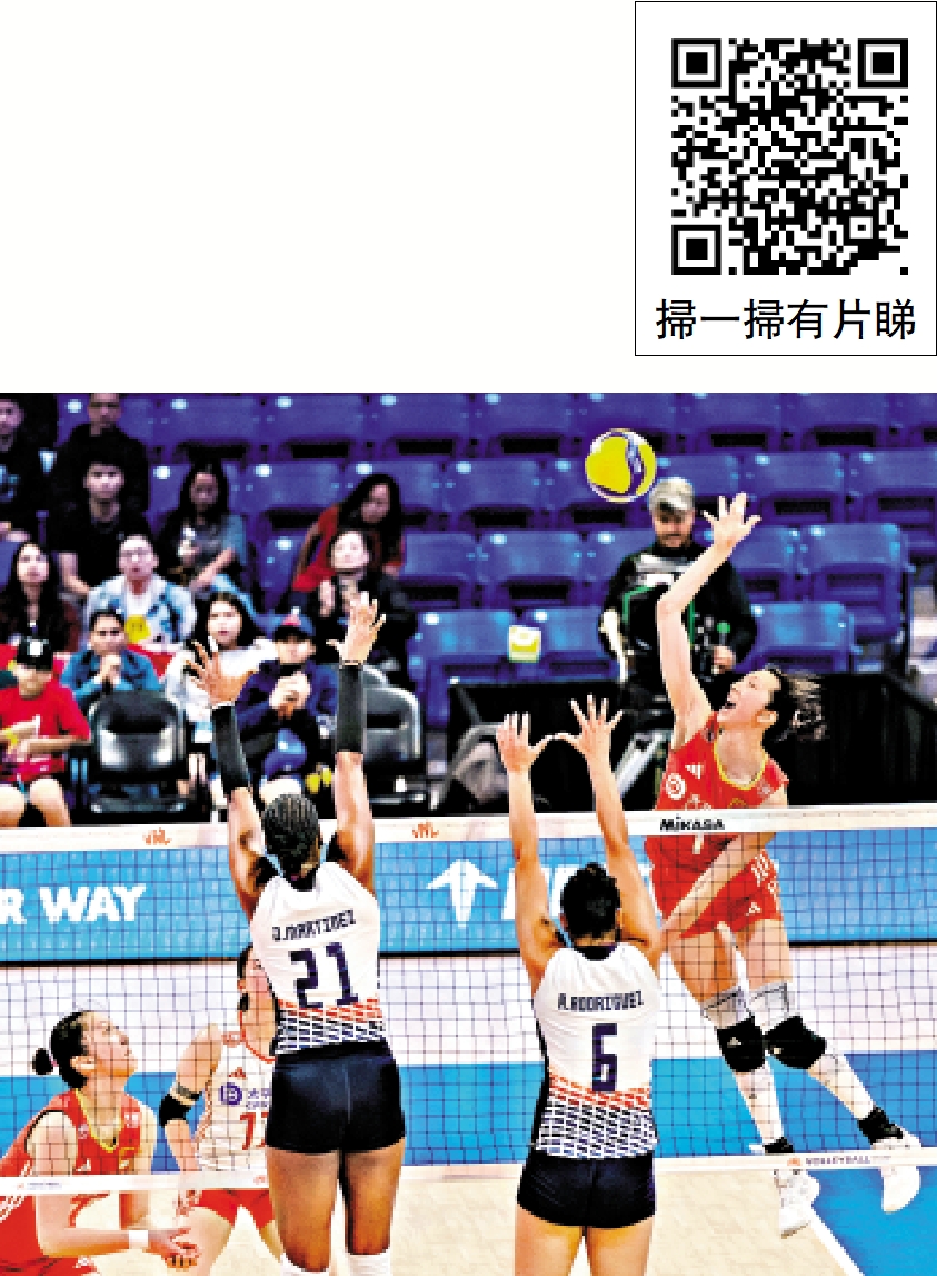 圖:中國女排球員吳夢潔(右一)在比賽中扣球。\新華社