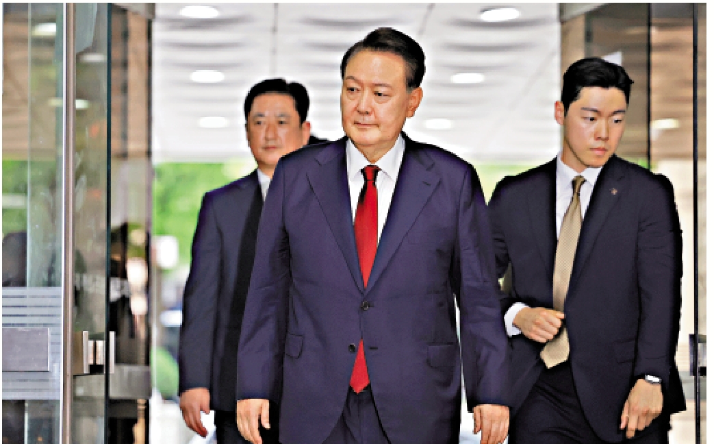 　　圖：尹錫悅（中）9日抵達法院出席聽證會。\美聯社