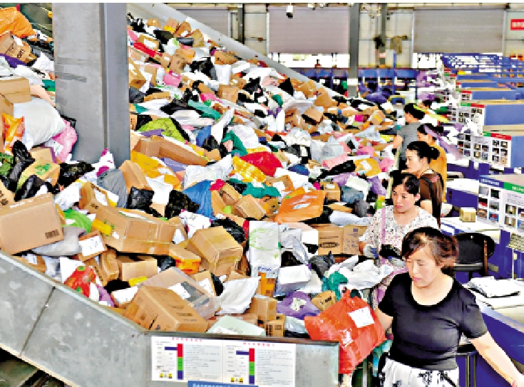 　　圖：6月18日，在山東曹縣電子商務物流公共服務中心，工作人員在分揀快遞。/新華社