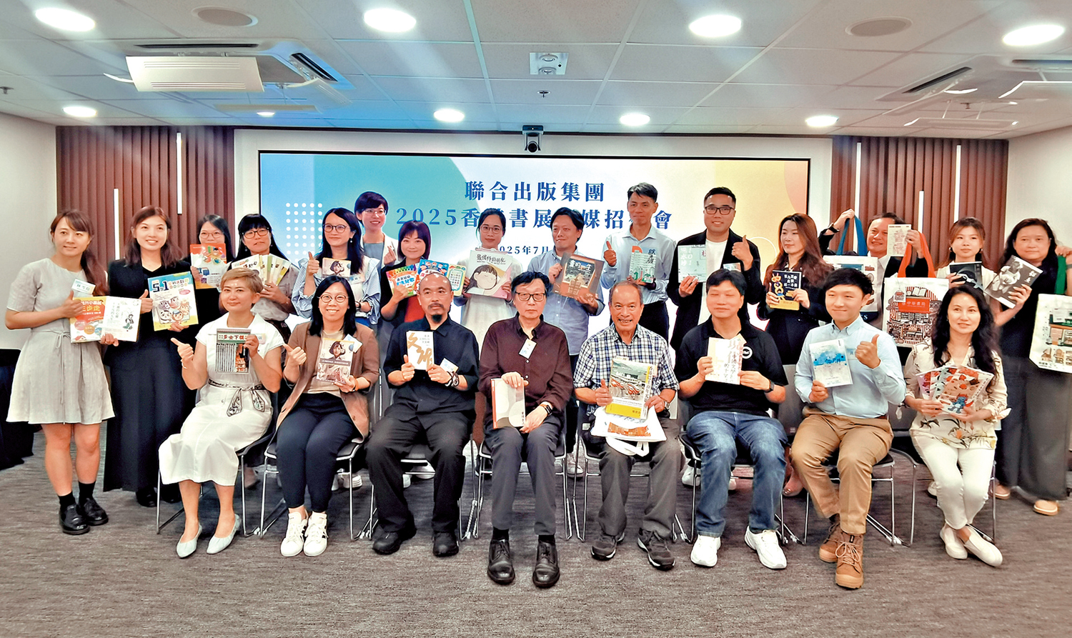 　　圖：一眾新書作者和嘉賓出席聯合出版集團新書發布會。