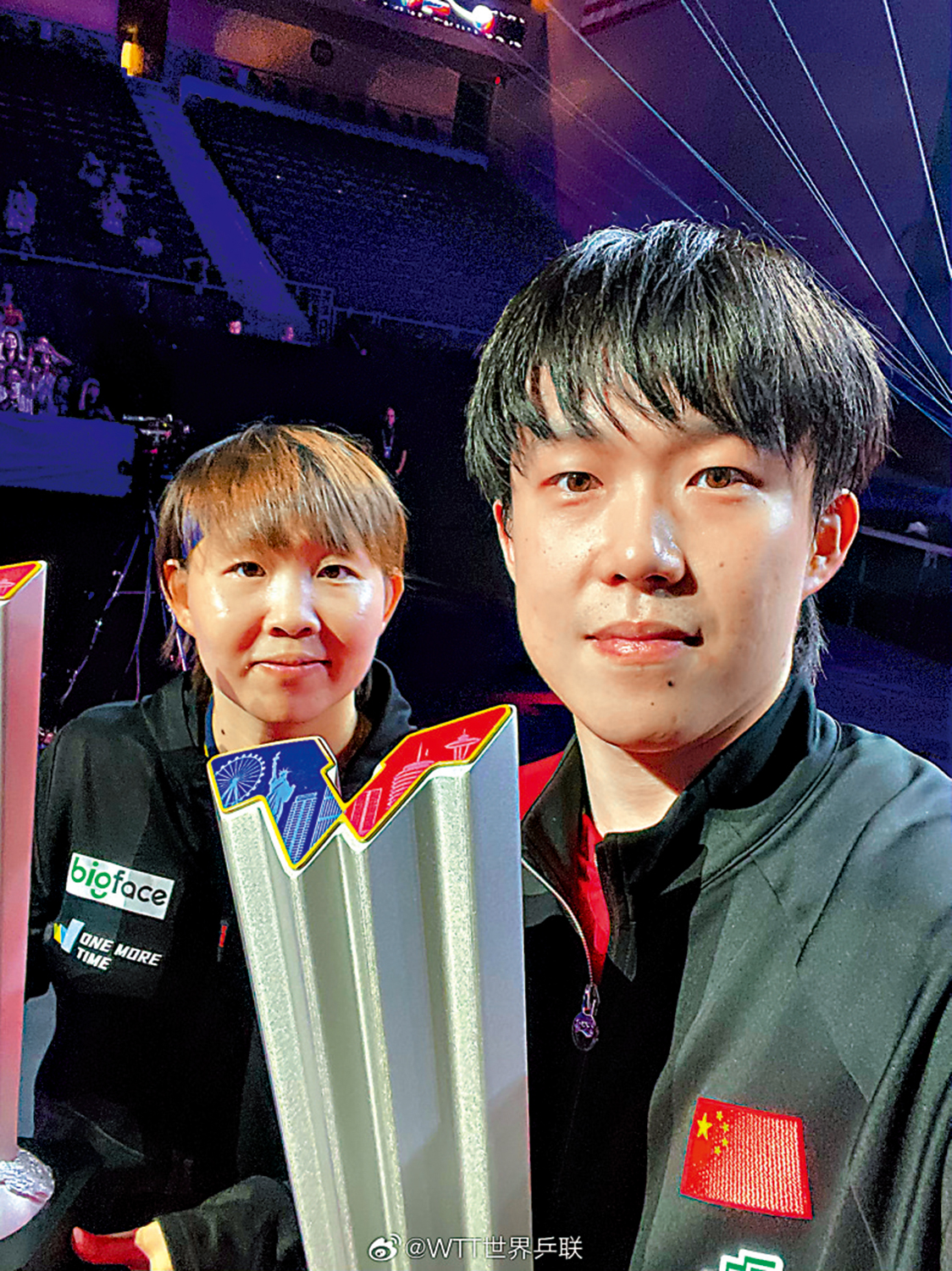 　　圖：王楚欽（右）與朱雨玲領獎後合照。\世界乒聯圖片