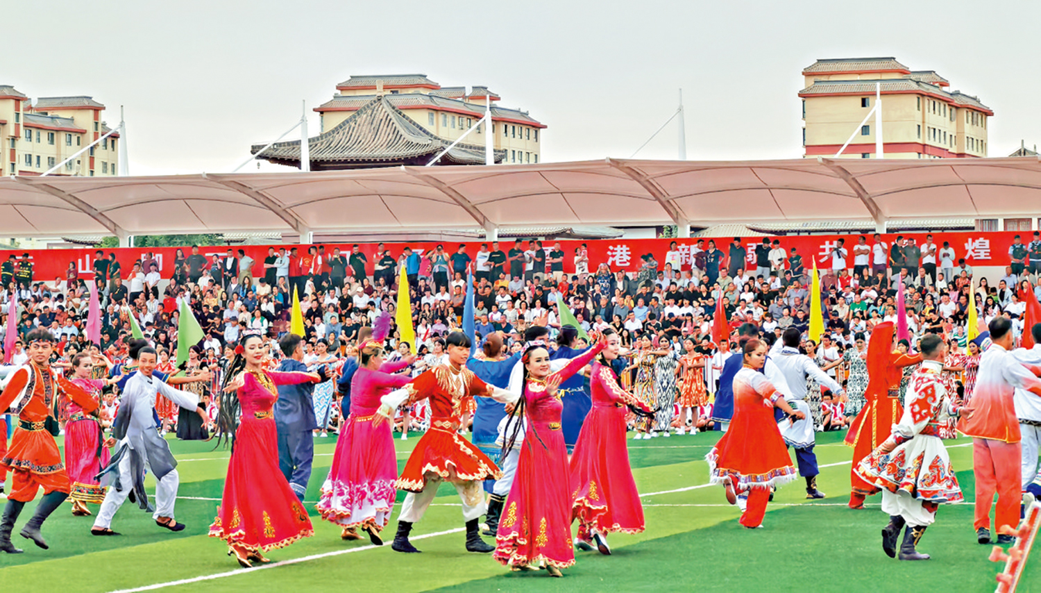 　　圖：新和賽乃姆歌舞表演。\大公報記者應江洪攝