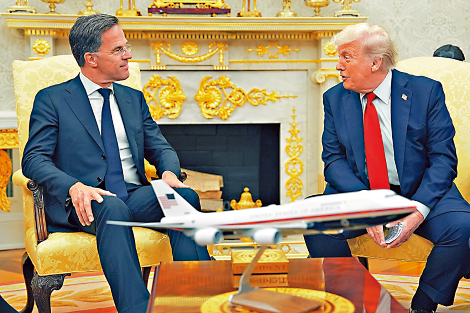 　　圖：特朗普（右）14日在白宮與北約秘書長呂特舉行會晤。\美聯社