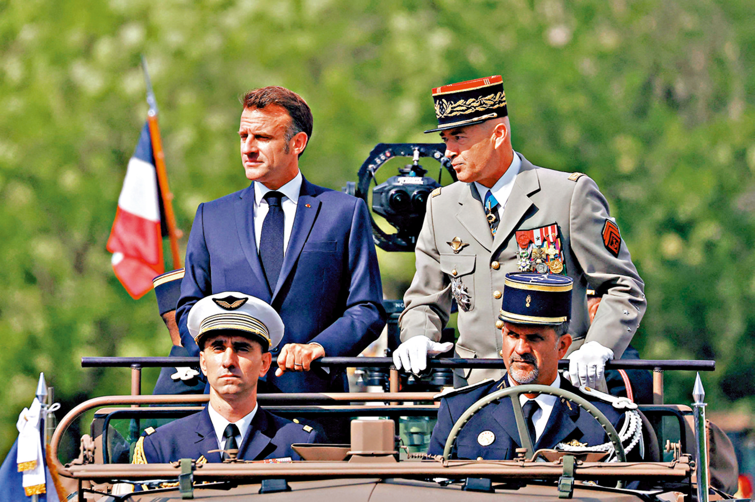 　　圖：馬克龍（後排左）14日出席法國國慶閱兵式。\法新社