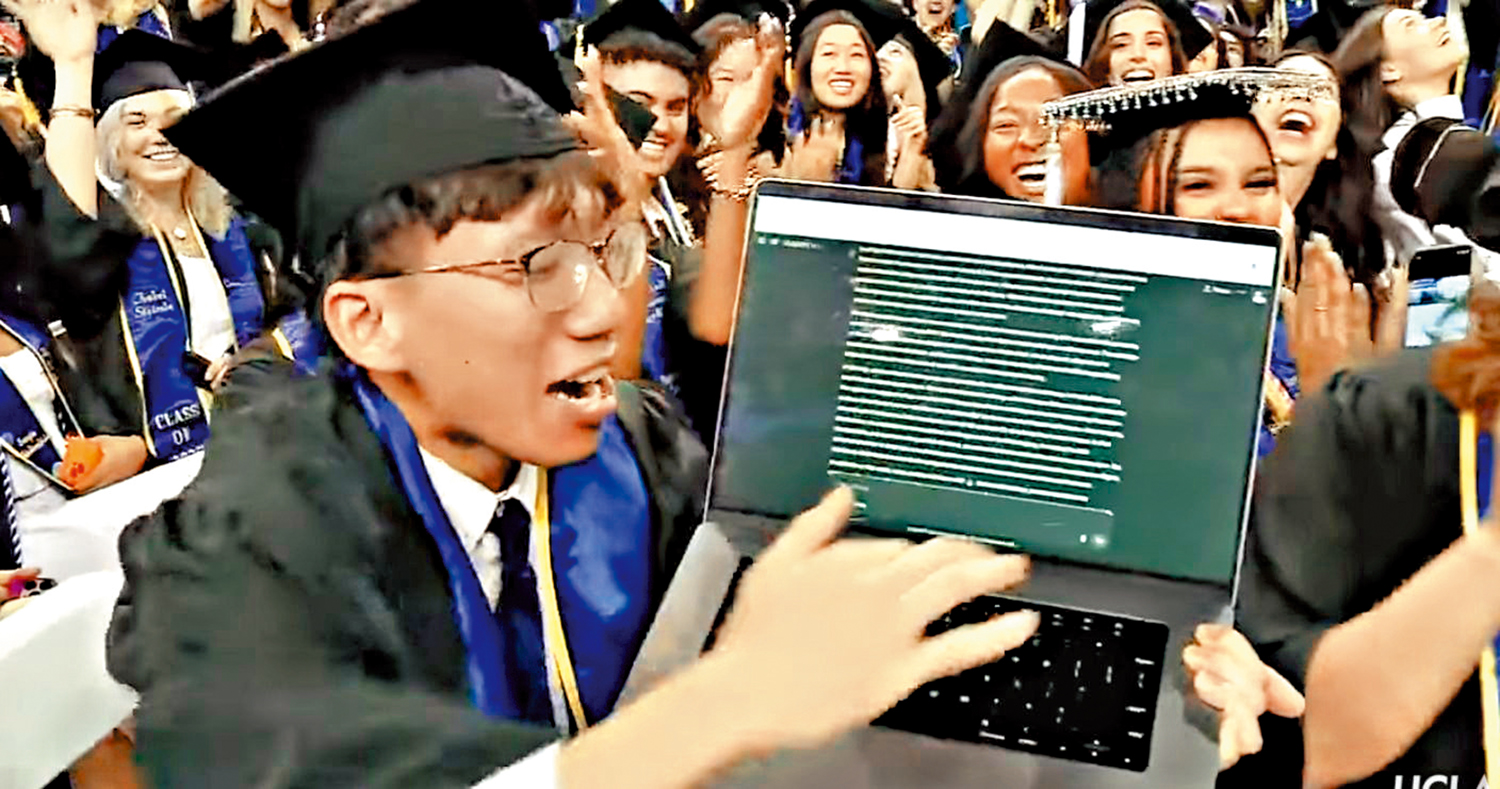　　圖：加州大學洛杉磯分校（UCLA）一名學生在畢業禮上用電腦展示他用ChatGPT協助撰寫畢業論文。\網絡圖片