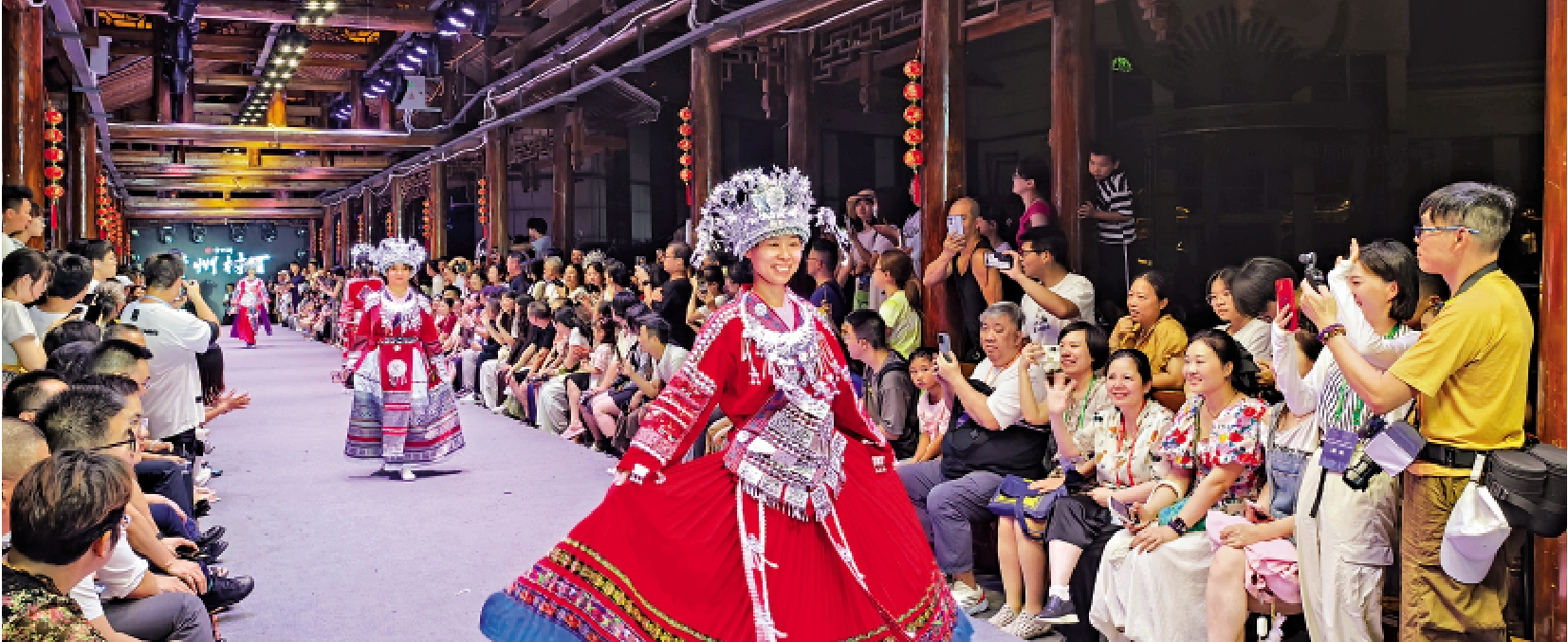 　　圖：交流團成員換上少數民族盛裝，體驗「貴州鄉村走秀」。