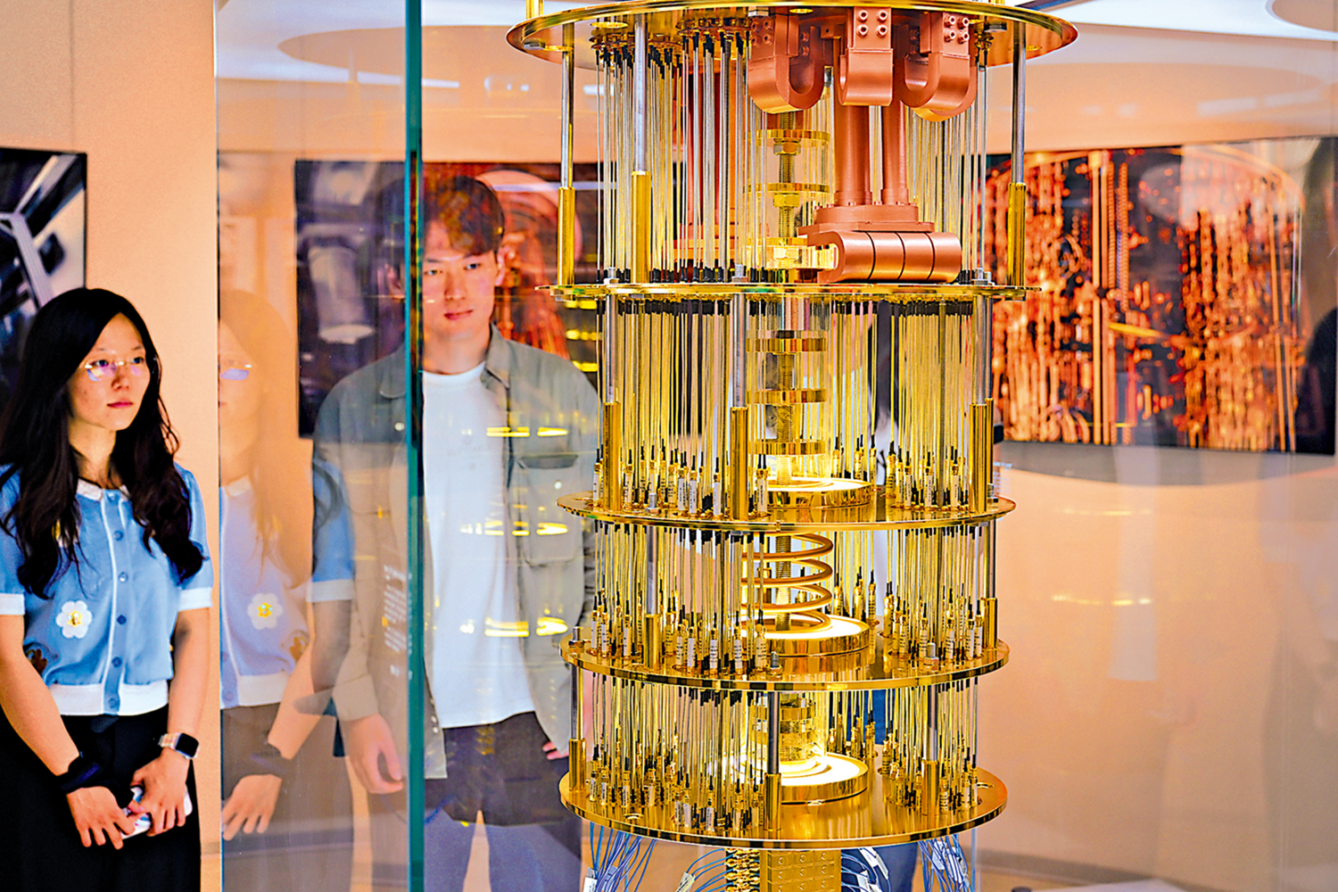 　　圖：2025年是現代量子力學誕生100周年。圖為觀眾在合肥「Q世紀：量子物理百年科普展」參觀量子力學成果。\新華社