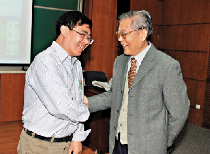 　　圖：孫昌璞﹙左﹚曾與「兩彈一星」元勳周光召共事。\受訪者供圖