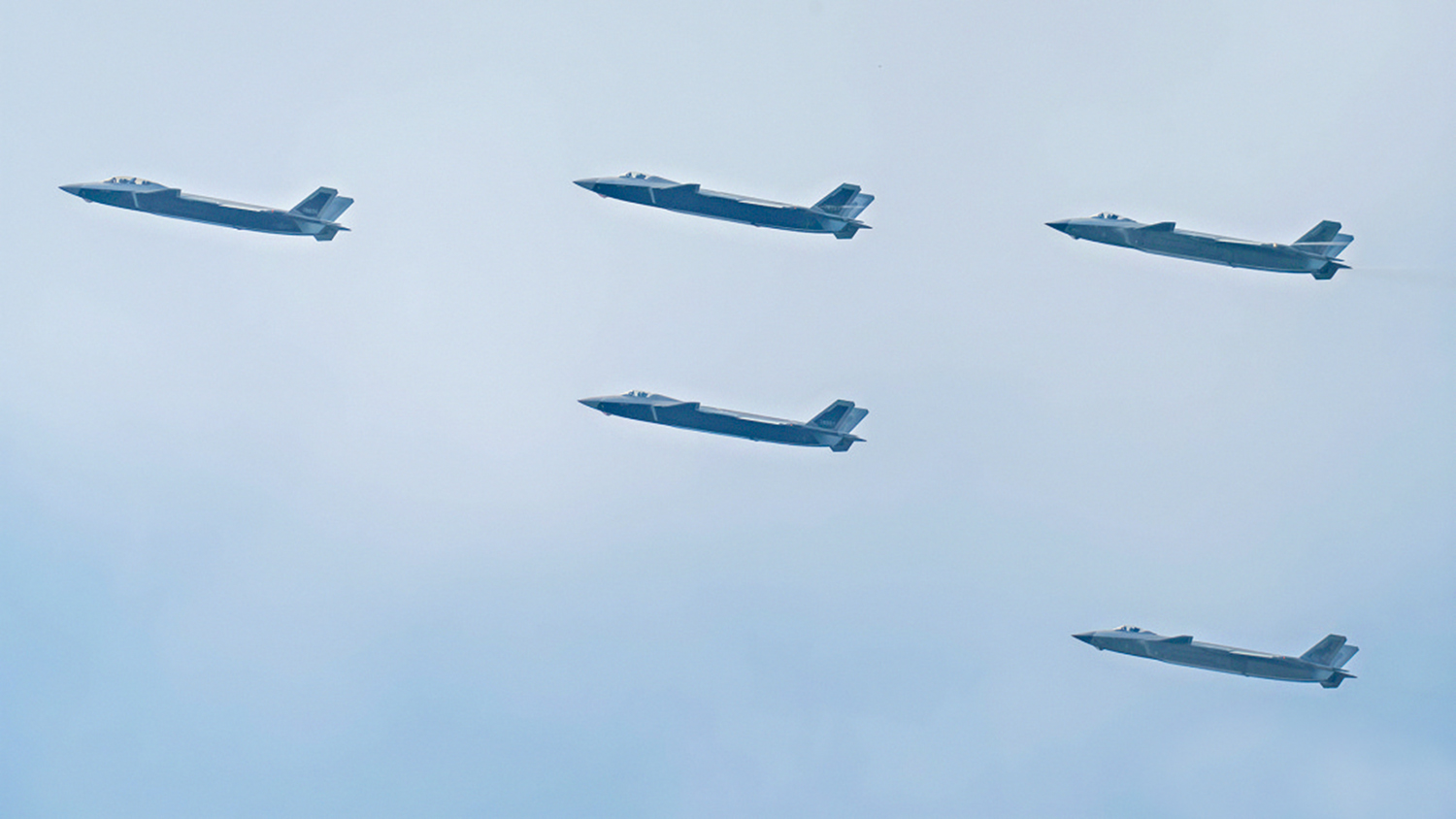 　　圖：在九三閱兵綵排中，1架殲-20S（左）、2架殲-20A（中）與2架殲-20（右）組成了編隊。