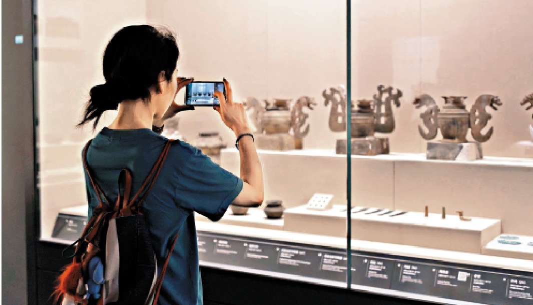 　　圖：滕州市博物館是國家一級博物館，青銅器收藏量居全國前列，這些青銅器引來學子駐足。\大公報記者胡卧龍攝