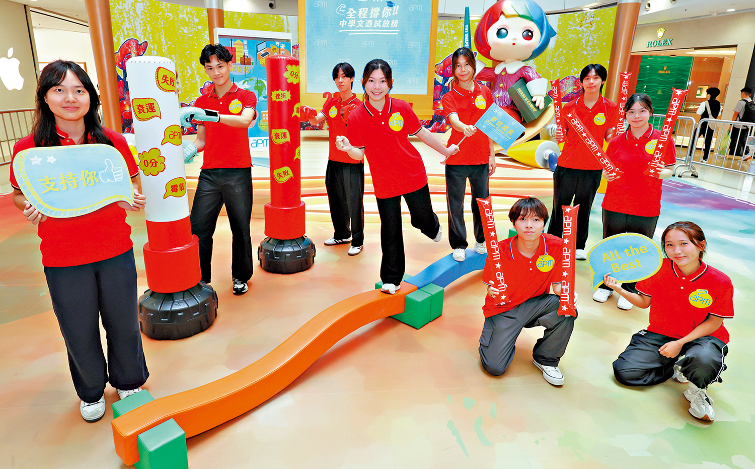 　　圖：有商場昨天舉辦「全程撐你中學文憑試放榜」活動，為應屆考生打氣。