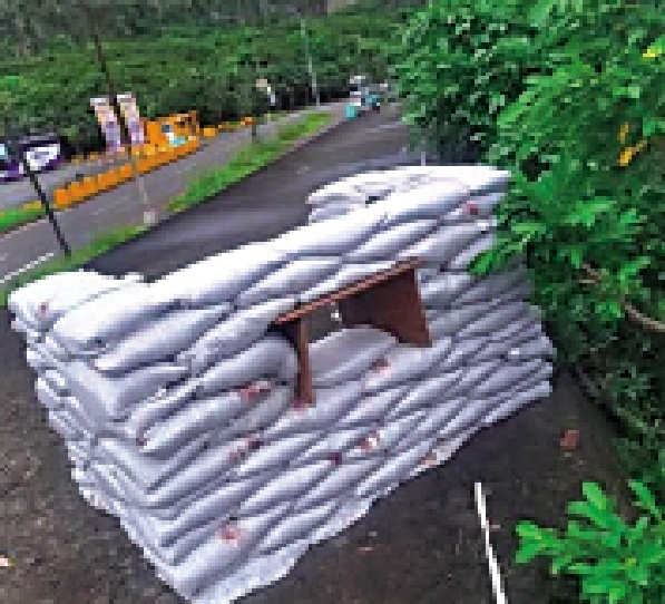 　　圖：外界批評台軍在演練期間砌成的沙包掩體竟然連掩護的顏色都沒有。\網上圖片