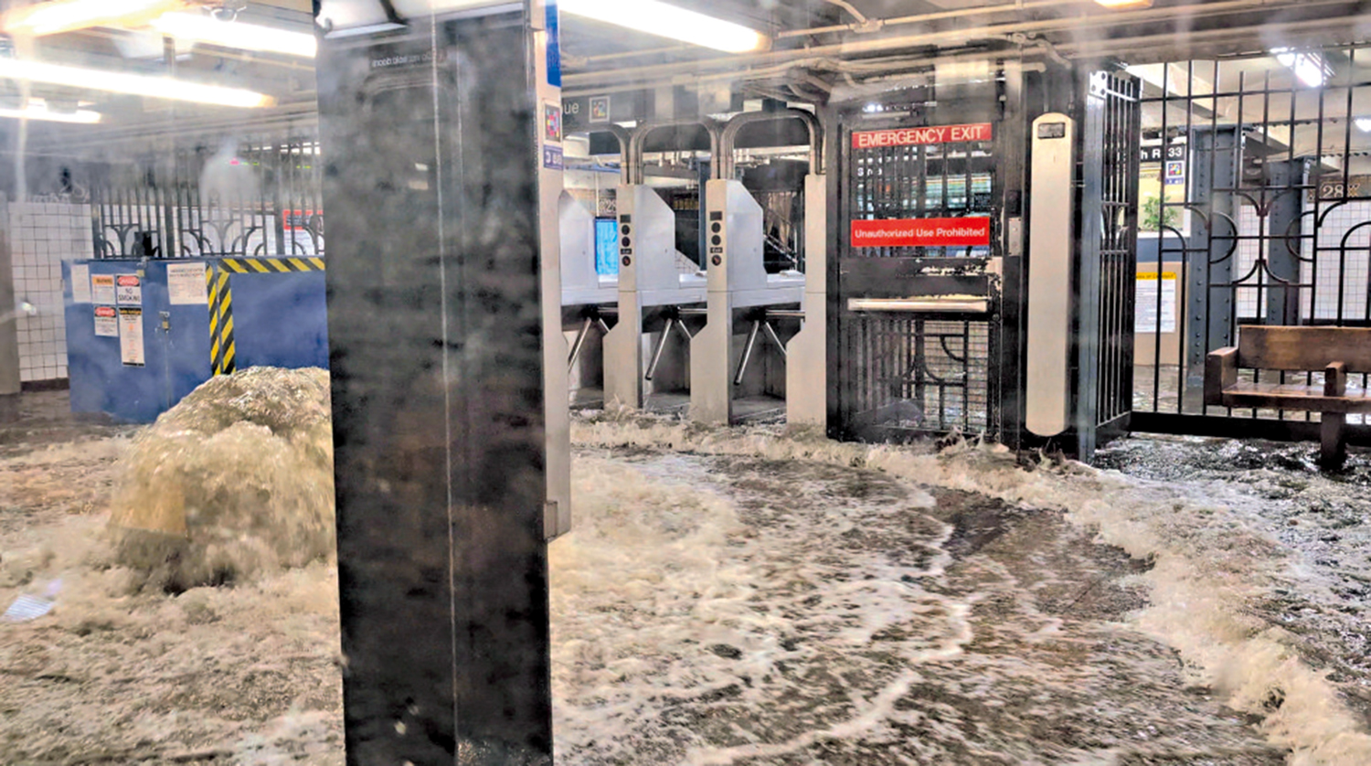 　　圖：紐約市一個地鐵站14日嚴重水浸。\路透社