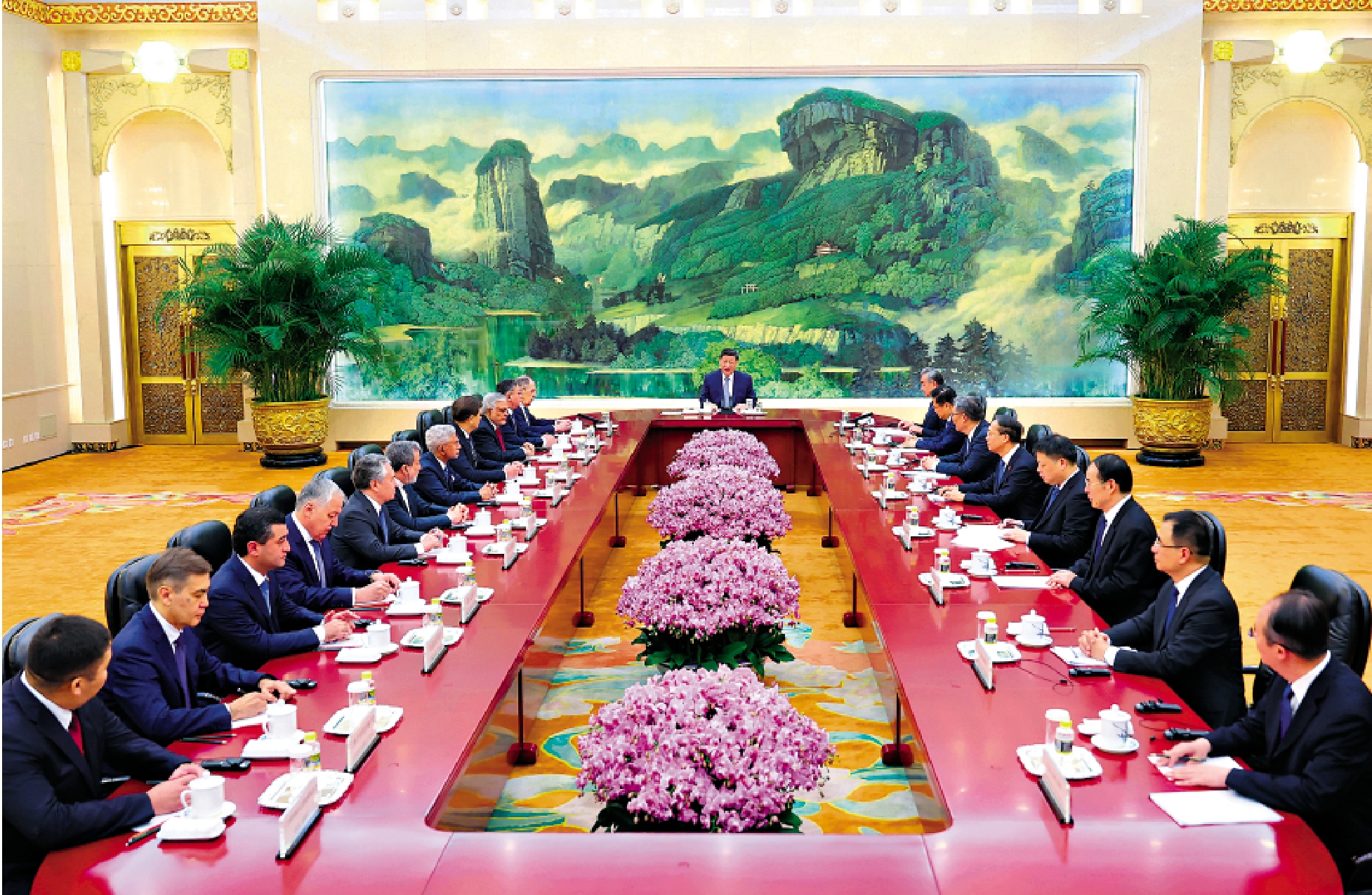 　　圖：7月15日上午，國家主席習近平在北京人民大會堂集體會見來華出席上海合作組織成員國外長理事會會議的各國外長和常設機構負責人。\中新社