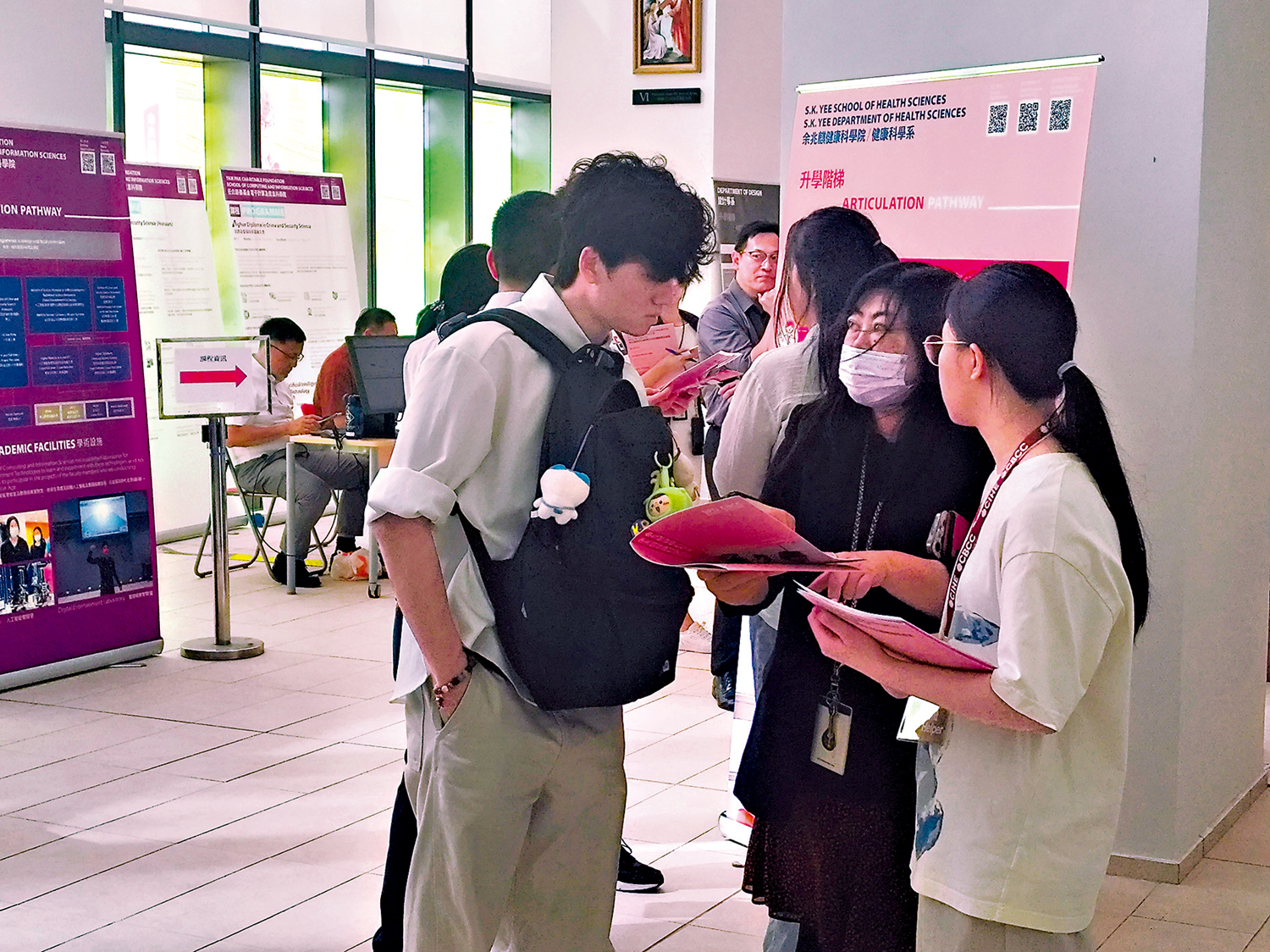 　　圖：昨日文憑試放榜後，不少考生到聖方濟各大學查詢課程內容及報名。\大公報記者古倬勳攝