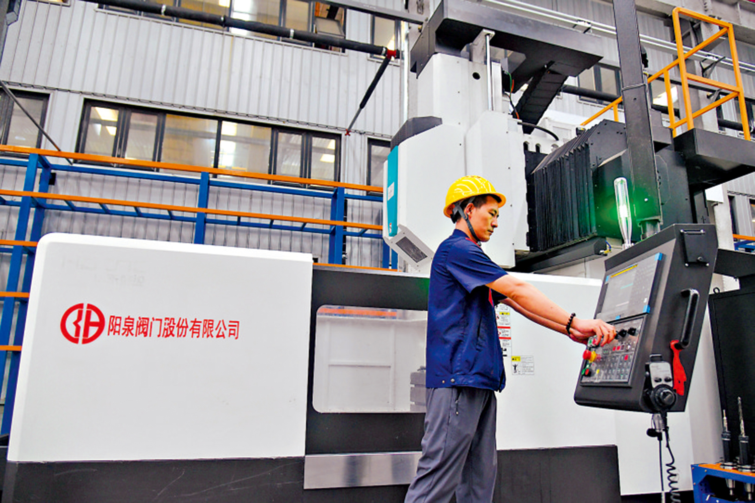 圖:山西陽泉閥門股份有限公司職工操作控制面板運轉機器。
