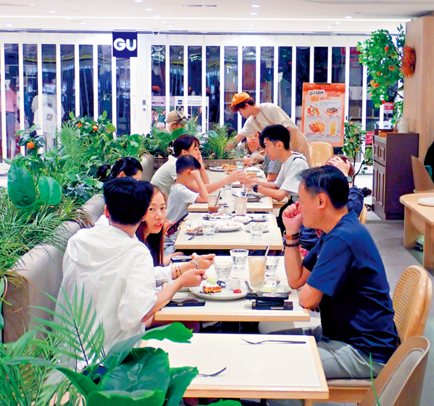 圖:商場內零售店舖關門,食群照常營業,生意不俗。\大公報記者何嘉駿攝