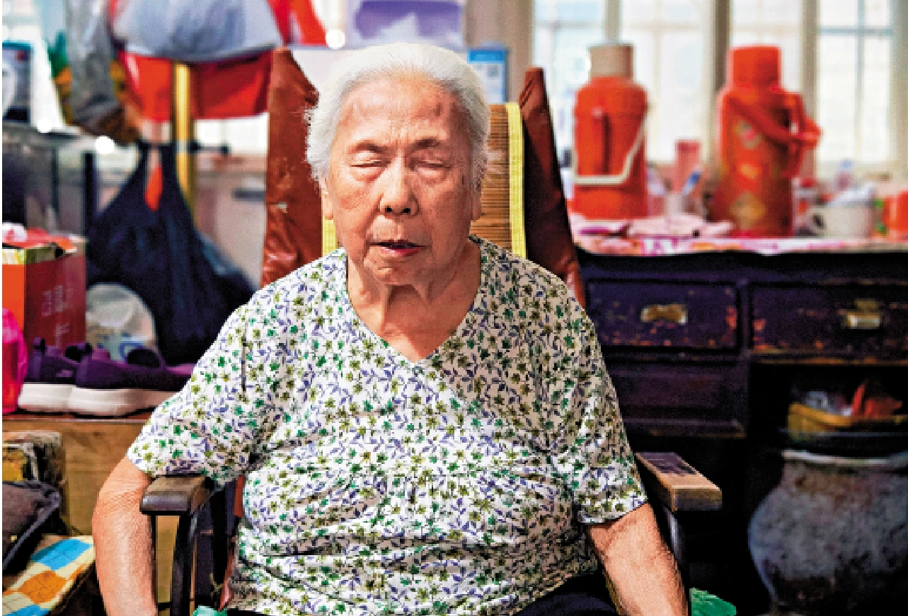 　　圖：雙目失明的彭竹英談起被關押在「慰安所」的苦難經歷，壓抑不住心中憤慨。\大公報記者李慧妍攝