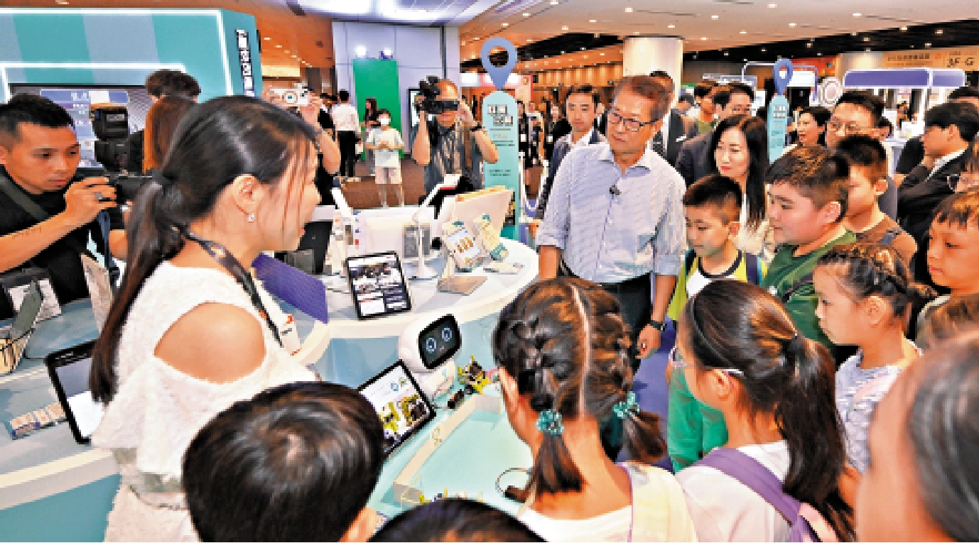 圖:陳茂波日前邀約十多位小學生一起逛書展,參觀首度在書展設置的「香港創科專題快閃展示區」。