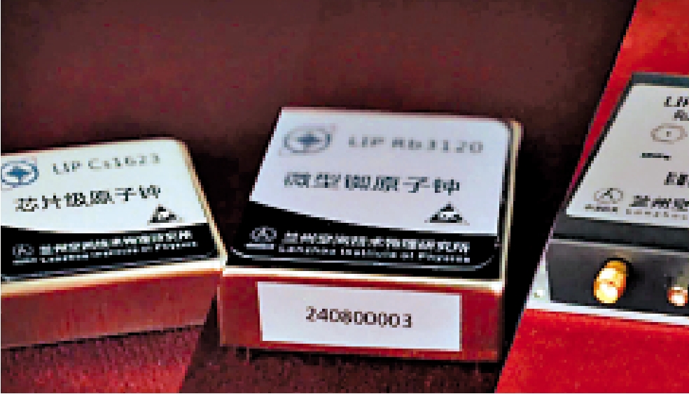　　圖：銣原子鐘精度極高，可做到300多萬年只有1秒誤差。\新華社