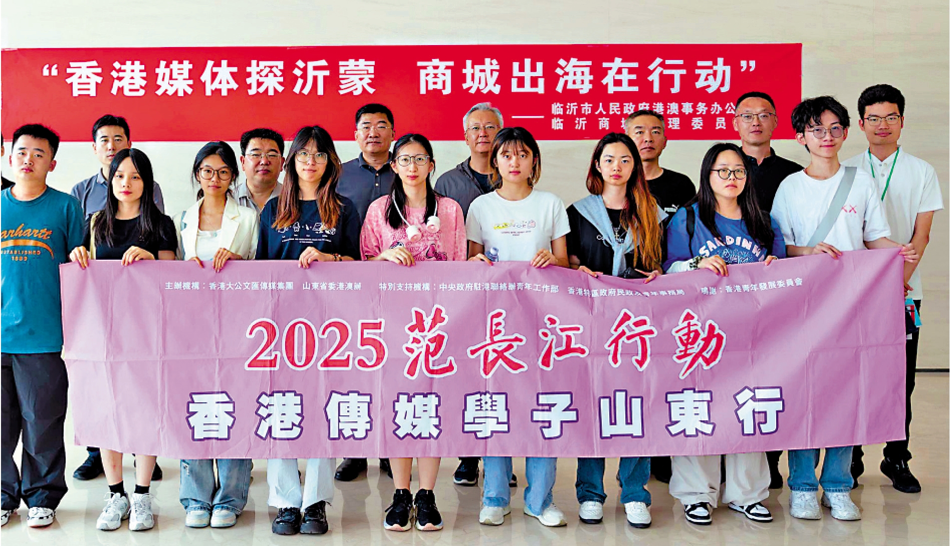 圖:7月12日,「2025范長江行動香港傳媒學子山東行」一行來到臨沂商城,探訪當地商家,了解商城出海情況。\大公報記者胡卧龍攝