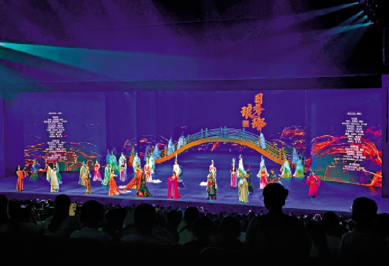 圖:琅琊古城推出的《國秀·琅琊》表演,結合聲、光、電等高科技手段,為觀眾們沉浸式再現琅琊歷史。\大公報記者胡卧龍攝