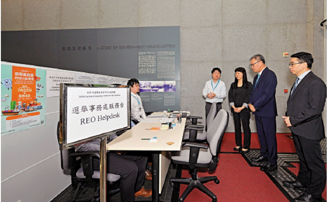 　　圖：陸啟康（右二）在選舉事務處總選舉事務主任陳淑華等人陪同下，視察場地的準備情況。