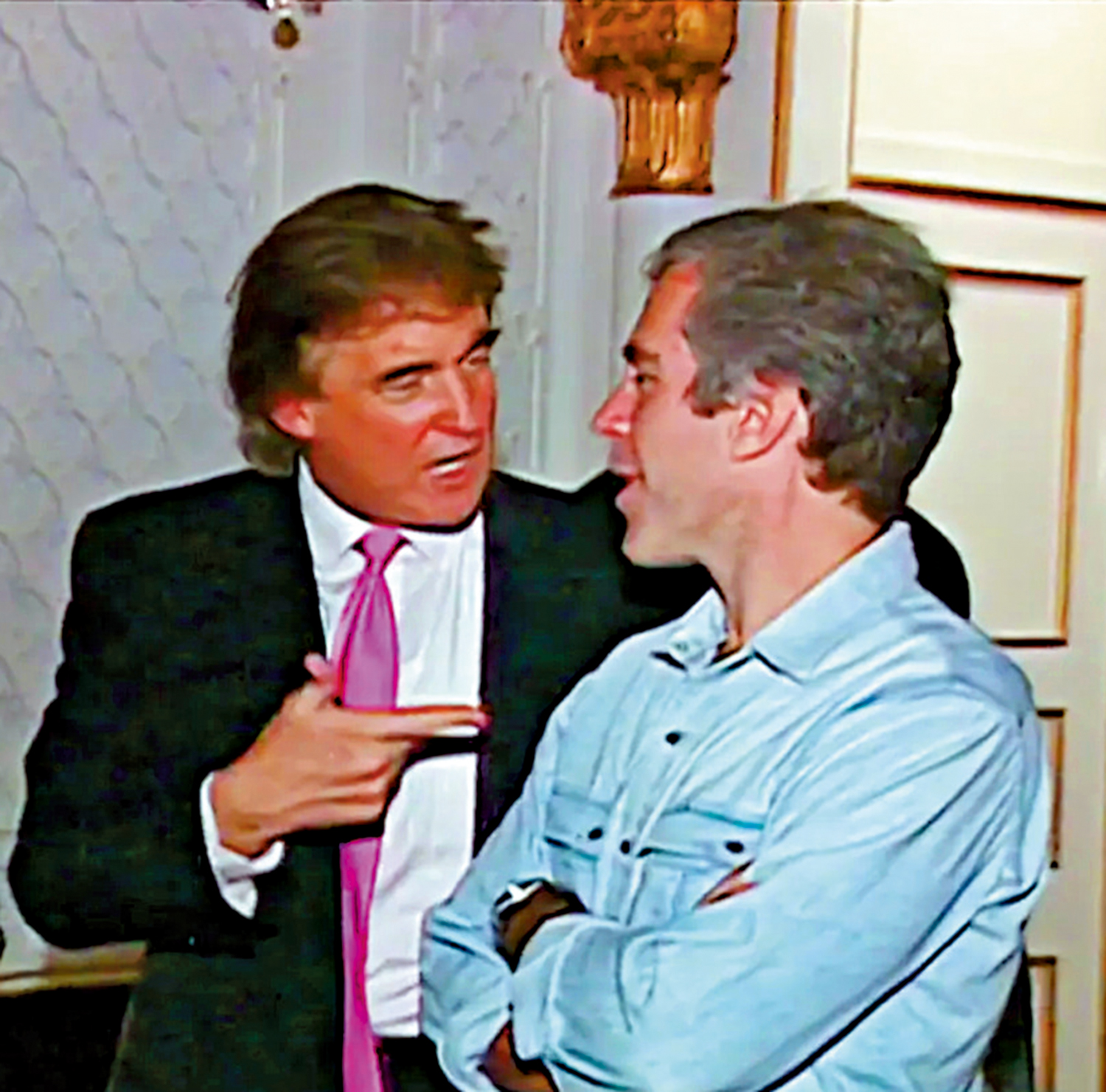 　　圖：特朗普（左）1992年和愛潑斯坦一起參加派對。\資料圖片