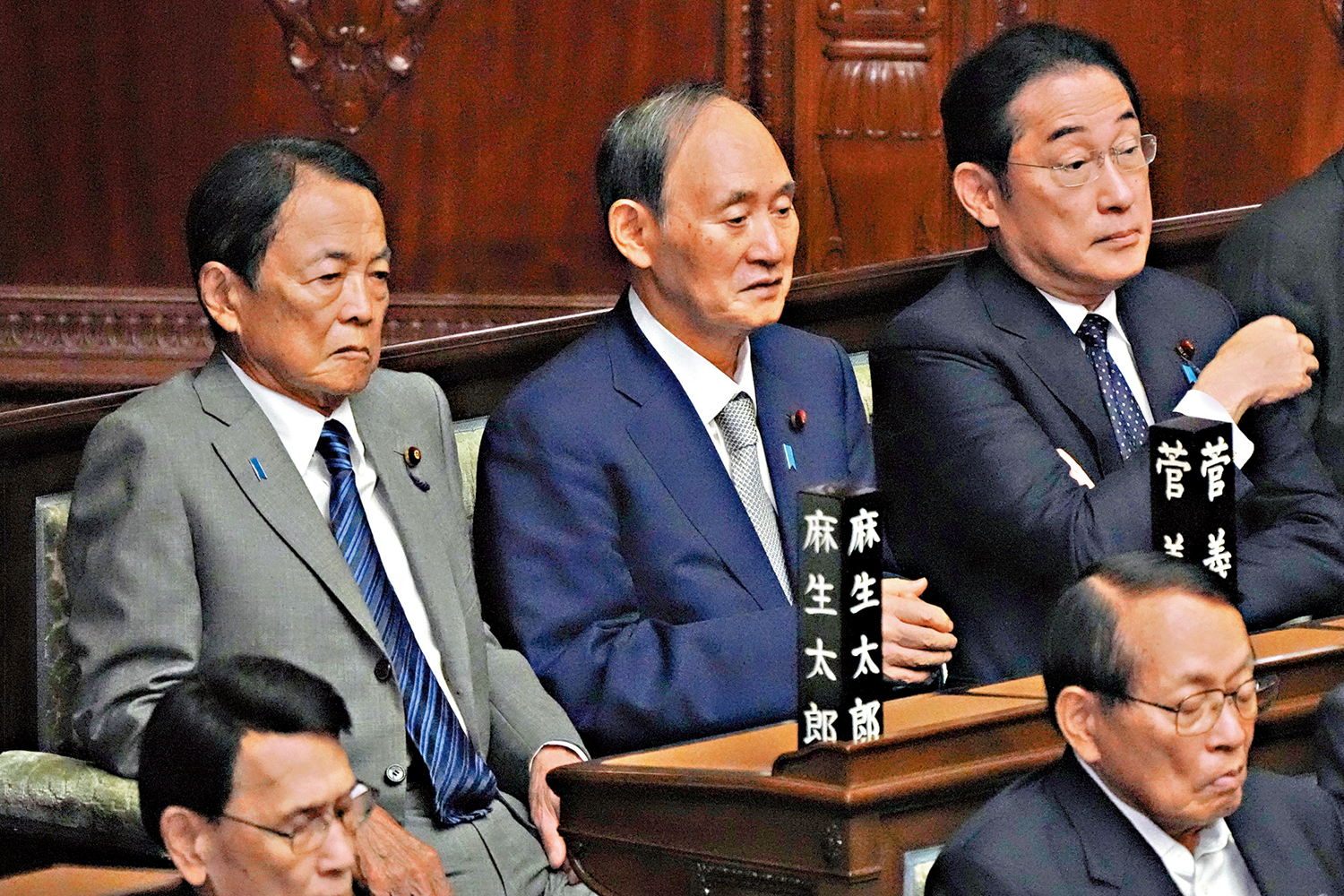 　　圖：日本前首相岸田文雄（後排右）和自民黨最高顧問麻生太郎（後排左）。\美聯社